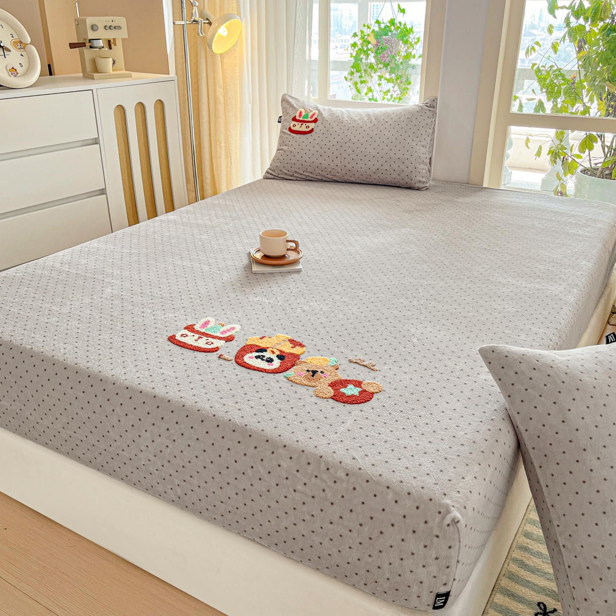 91家纺网 家纺一手货源 找家纺 佳汐蓝家纺 2025新款秋冬220克毛巾绣绣牛奶绒床笠三件套 贪吃熊