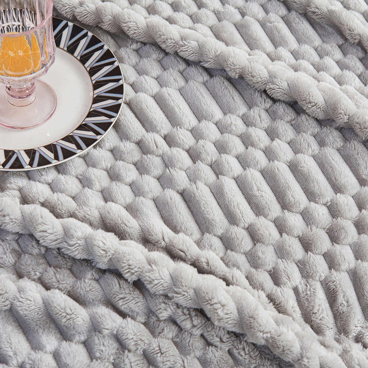 91家纺网 家纺一手货源 找家纺 枋梢家纺 2025新款福禄抽条法兰绒牛奶绒高克重毯空调小毯子毛毯盖毯 福禄抽条毛毯-浅灰