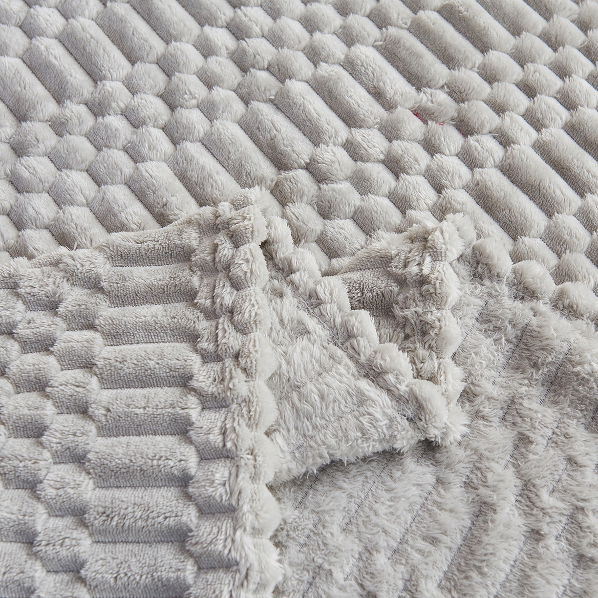 91家纺网 家纺一手货源 找家纺 枋梢家纺 2025新款福禄抽条法兰绒牛奶绒高克重毯空调小毯子毛毯盖毯 福禄抽条毛毯-浅灰