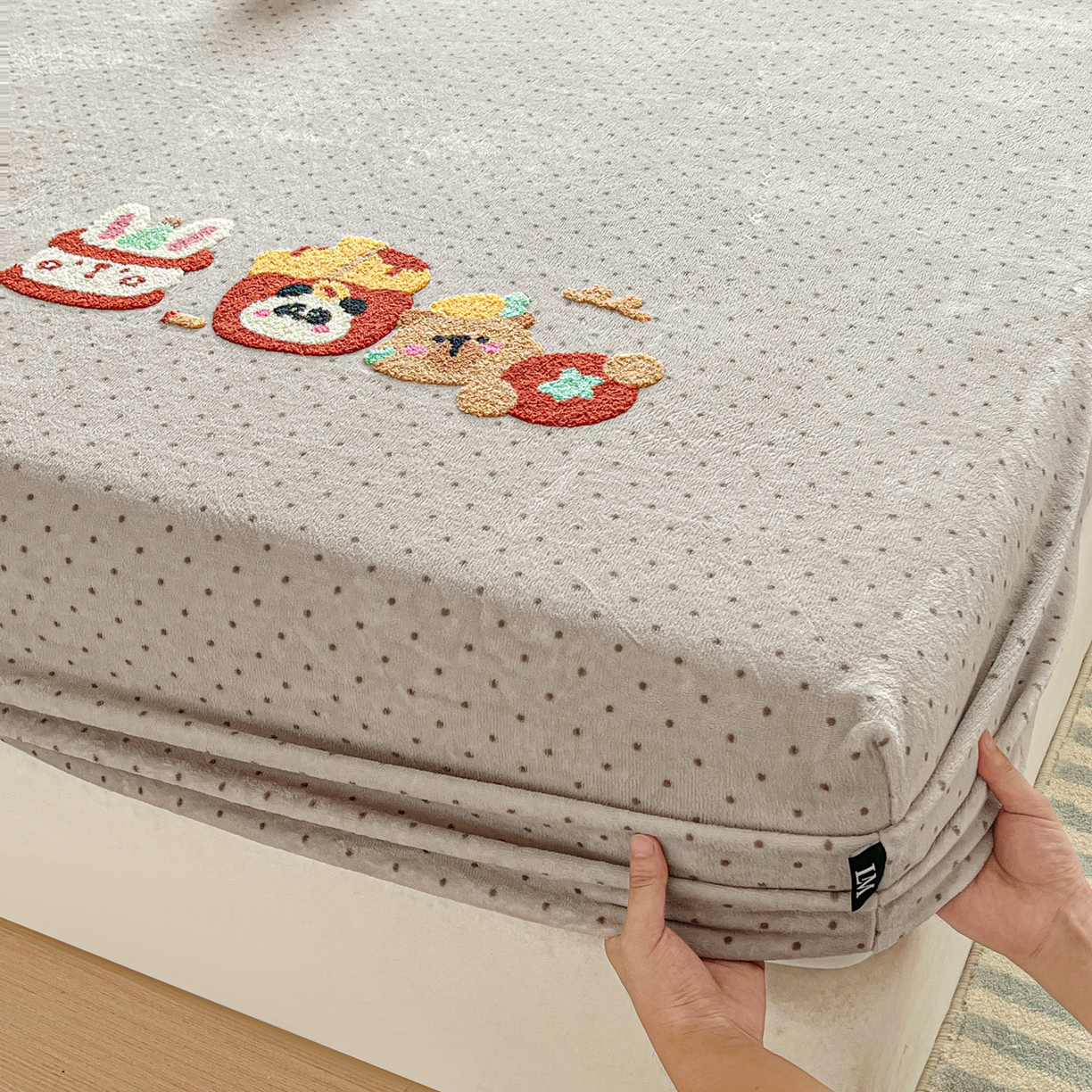 91家纺网 家纺一手货源 找家纺 佳汐蓝家纺 2025新款秋冬220克毛巾绣绣牛奶绒床笠三件套 贪吃熊