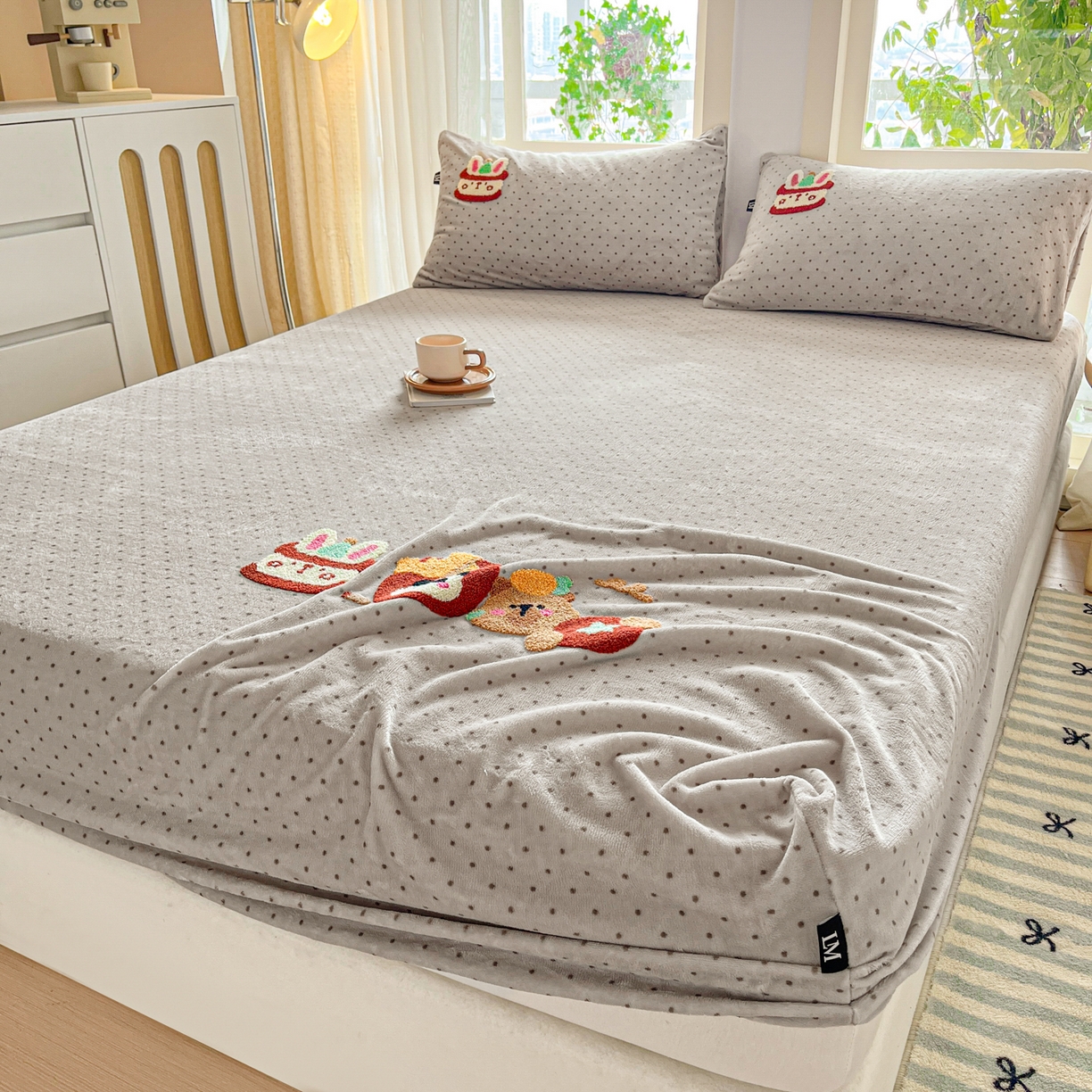 91家纺网 家纺一手货源 找家纺 佳汐蓝家纺 2025新款秋冬220克毛巾绣绣牛奶绒床笠三件套 贪吃熊