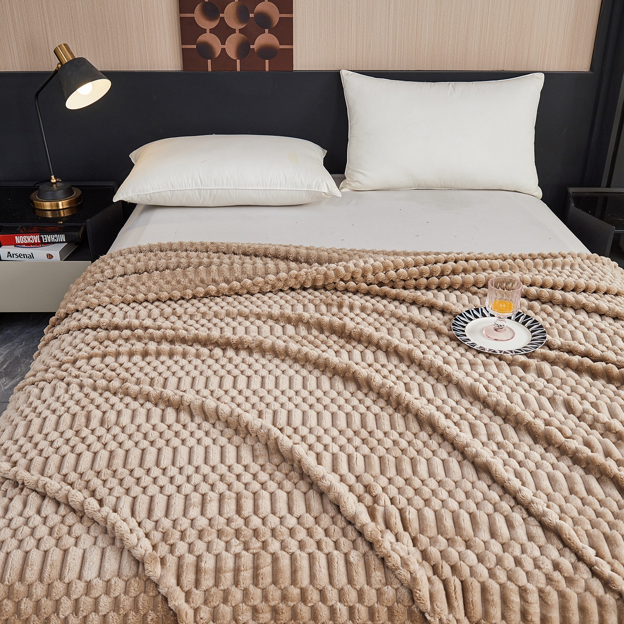 91家纺网 家纺一手货源 找家纺 枋梢家纺 2025新款福禄抽条法兰绒牛奶绒高克重毯空调小毯子毛毯盖毯 福禄抽条毛毯-浅咖