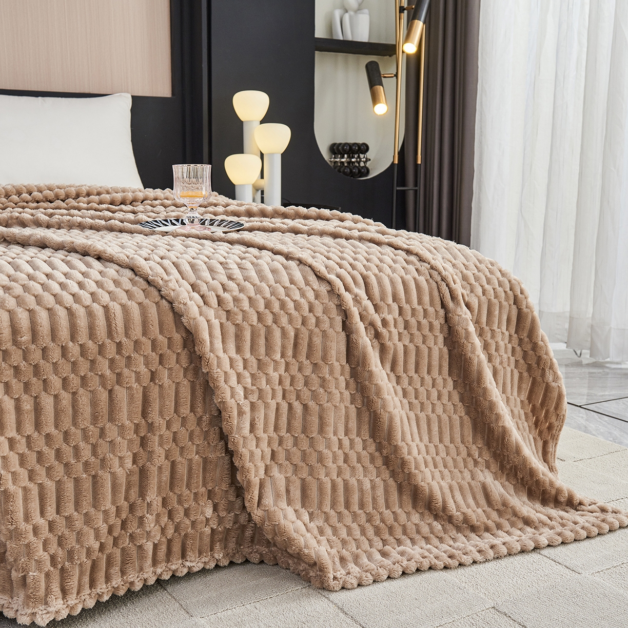 91家纺网 家纺一手货源 找家纺 枋梢家纺 2025新款福禄抽条法兰绒牛奶绒高克重毯空调小毯子毛毯盖毯 福禄抽条毛毯-浅咖