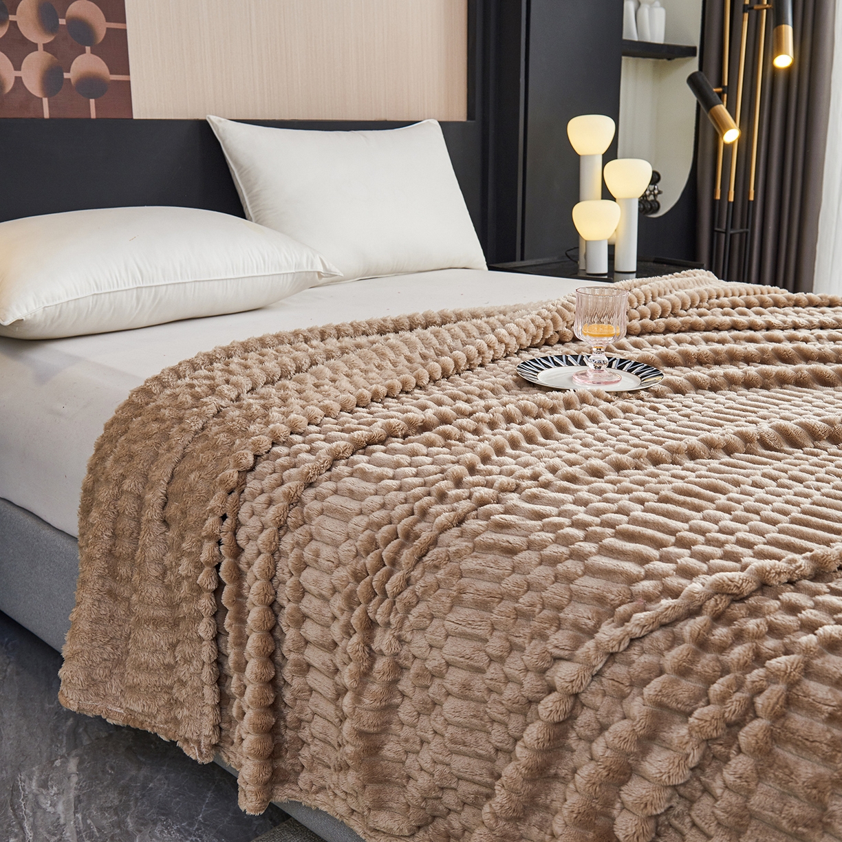 91家纺网 家纺一手货源 找家纺 枋梢家纺 2025新款福禄抽条法兰绒牛奶绒高克重毯空调小毯子毛毯盖毯 福禄抽条毛毯-浅咖