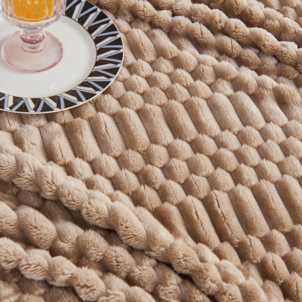 91家纺网 家纺一手货源 找家纺 枋梢家纺 2025新款福禄抽条法兰绒牛奶绒高克重毯空调小毯子毛毯盖毯 福禄抽条毛毯-浅咖