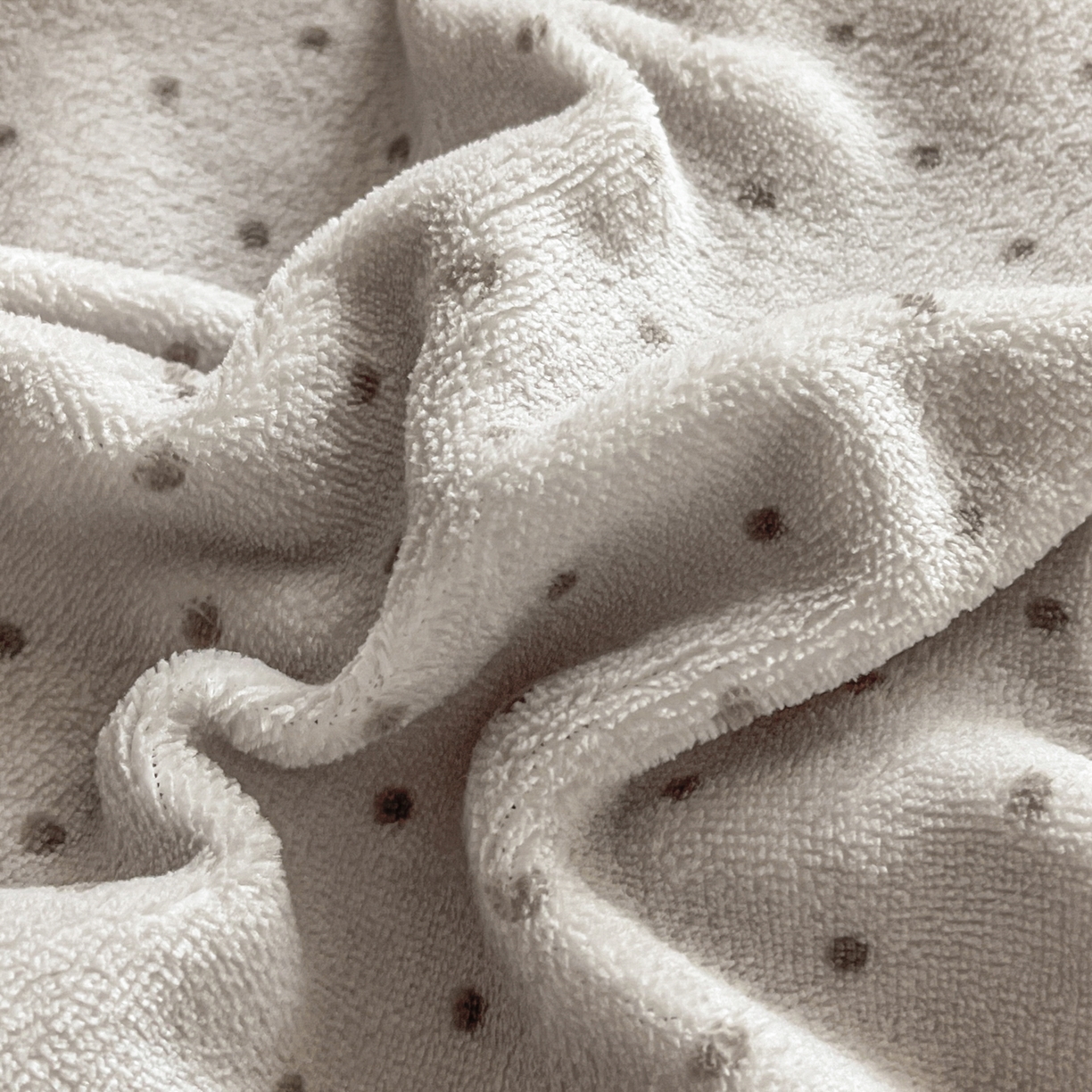 91家纺网 家纺一手货源 找家纺 佳汐蓝家纺 2025新款秋冬220克毛巾绣绣牛奶绒床笠三件套 贪吃熊