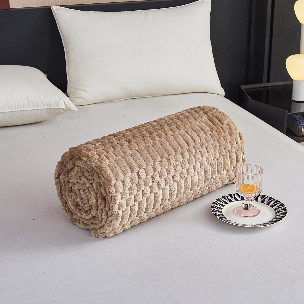 91家纺网 家纺一手货源 找家纺 枋梢家纺 2025新款福禄抽条法兰绒牛奶绒高克重毯空调小毯子毛毯盖毯 福禄抽条毛毯-浅咖