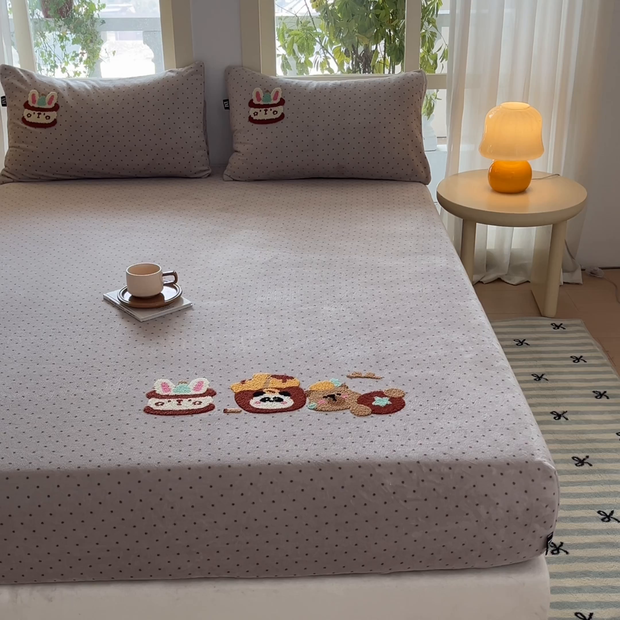 91家纺网 家纺一手货源 找家纺 佳汐蓝家纺 2025新款秋冬220克毛巾绣绣牛奶绒床笠三件套 贪吃熊