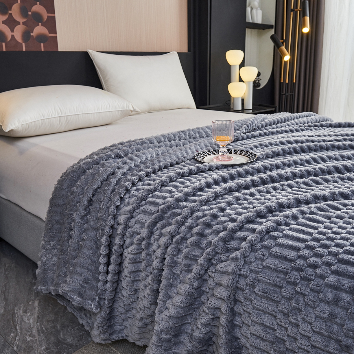 91家纺网 家纺一手货源 找家纺 枋梢家纺 2025新款福禄抽条法兰绒牛奶绒高克重毯空调小毯子毛毯盖毯 福禄抽条毛毯-浅蓝