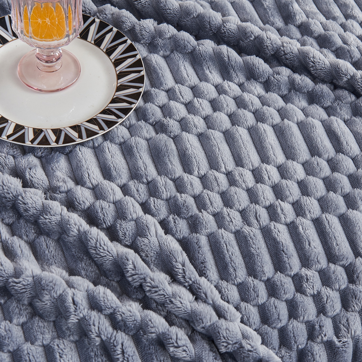 91家纺网 家纺一手货源 找家纺 枋梢家纺 2025新款福禄抽条法兰绒牛奶绒高克重毯空调小毯子毛毯盖毯 福禄抽条毛毯-浅蓝