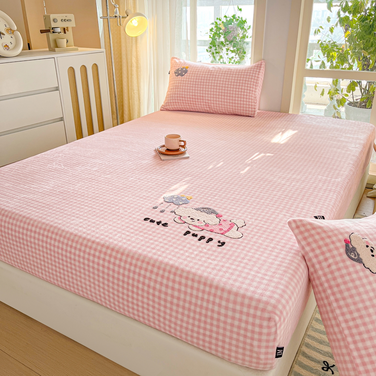 91家纺网 家纺一手货源 找家纺 佳汐蓝家纺 2025新款秋冬220克毛巾绣绣牛奶绒床笠三件套 云朵比熊