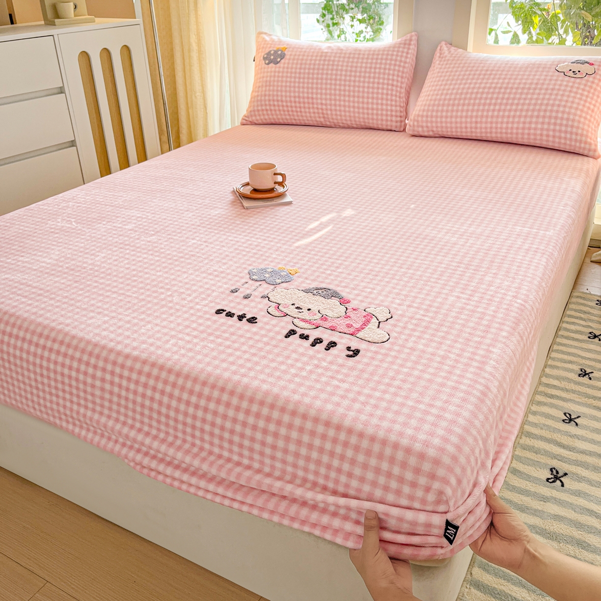 91家纺网 家纺一手货源 找家纺 佳汐蓝家纺 2025新款秋冬220克毛巾绣绣牛奶绒床笠三件套 云朵比熊