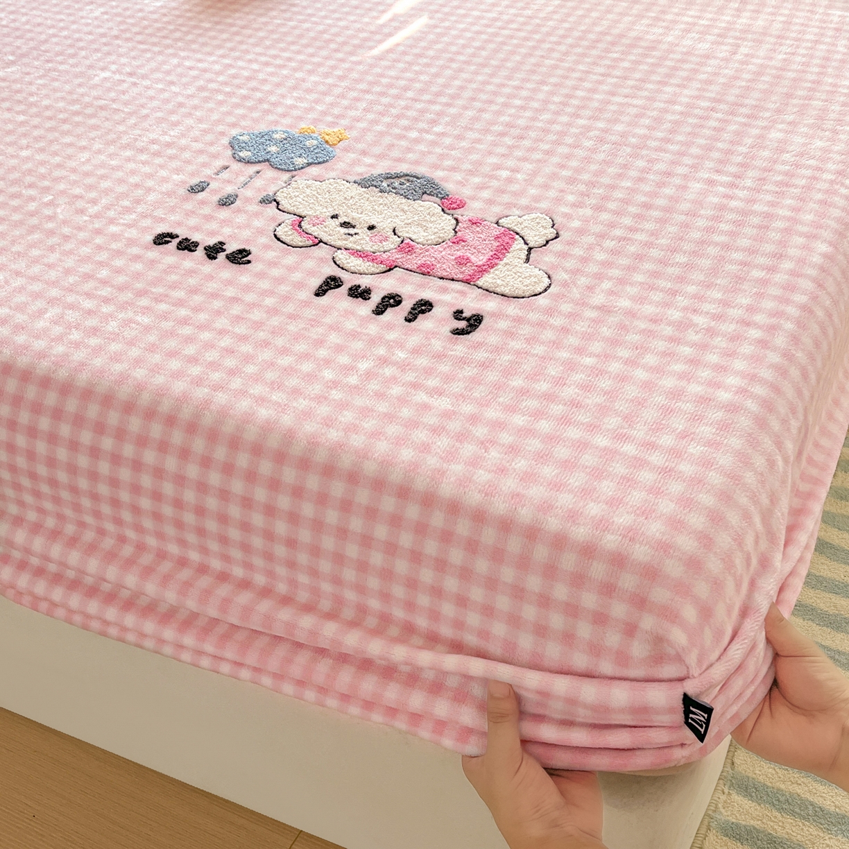 91家纺网 家纺一手货源 找家纺 佳汐蓝家纺 2025新款秋冬220克毛巾绣绣牛奶绒床笠三件套 云朵比熊