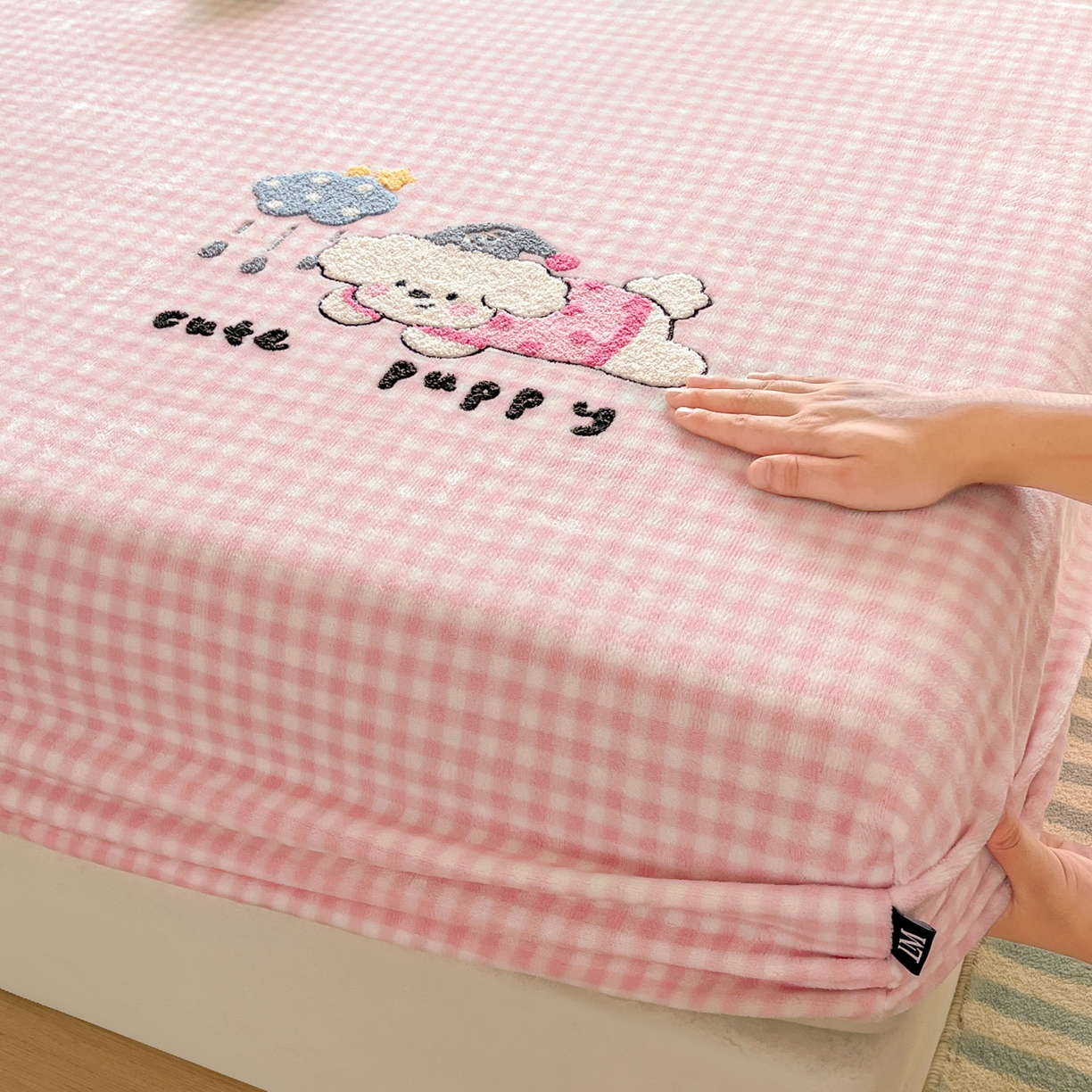 91家纺网 家纺一手货源 找家纺 佳汐蓝家纺 2025新款秋冬220克毛巾绣绣牛奶绒床笠三件套 云朵比熊