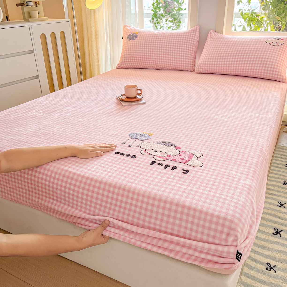 91家纺网 家纺一手货源 找家纺 佳汐蓝家纺 2025新款秋冬220克毛巾绣绣牛奶绒床笠三件套 云朵比熊