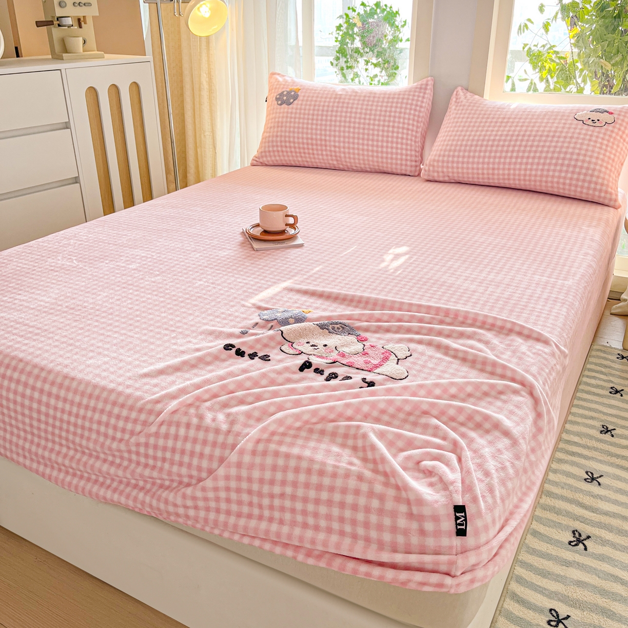 91家纺网 家纺一手货源 找家纺 佳汐蓝家纺 2025新款秋冬220克毛巾绣绣牛奶绒床笠三件套 云朵比熊