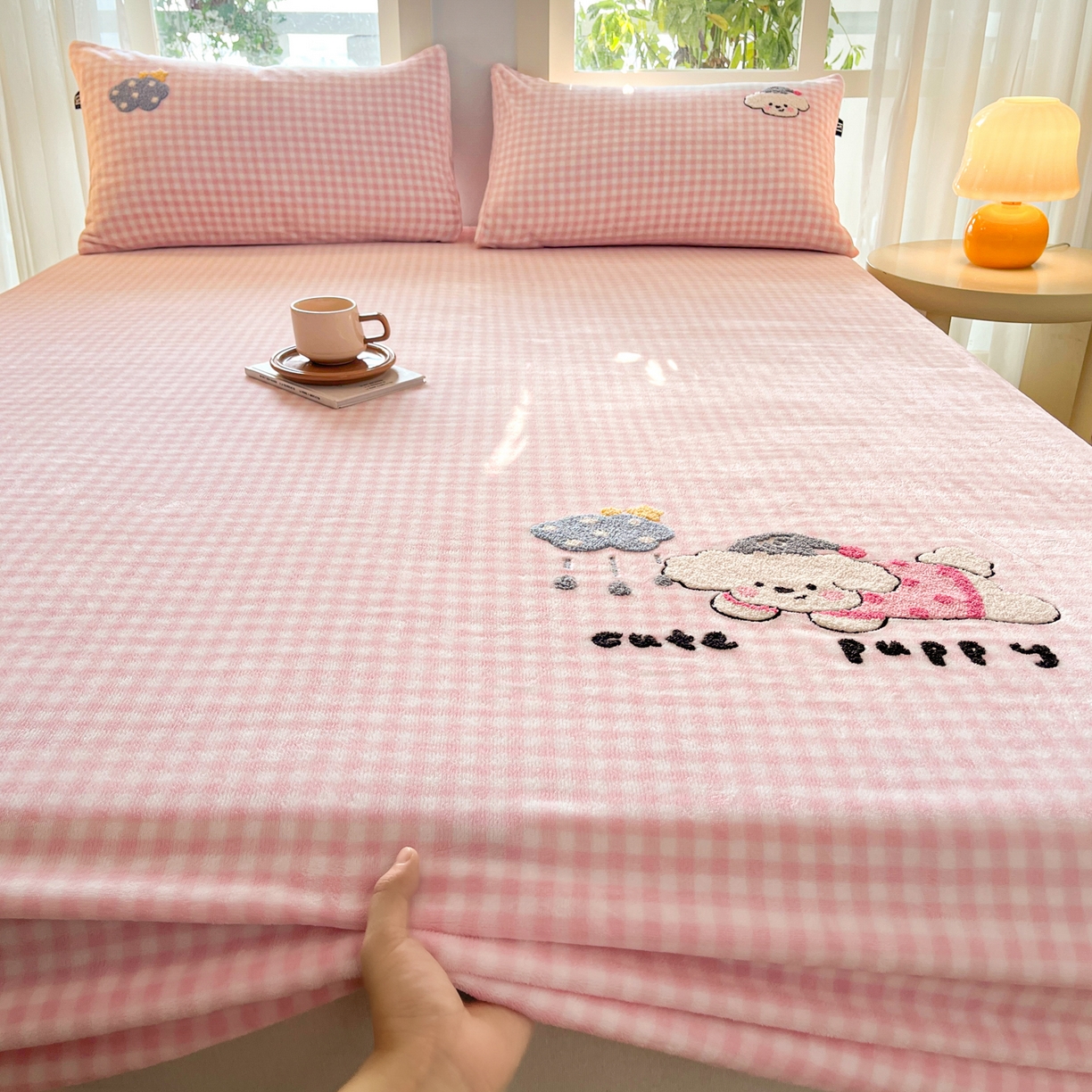 91家纺网 家纺一手货源 找家纺 佳汐蓝家纺 2025新款秋冬220克毛巾绣绣牛奶绒床笠三件套 云朵比熊