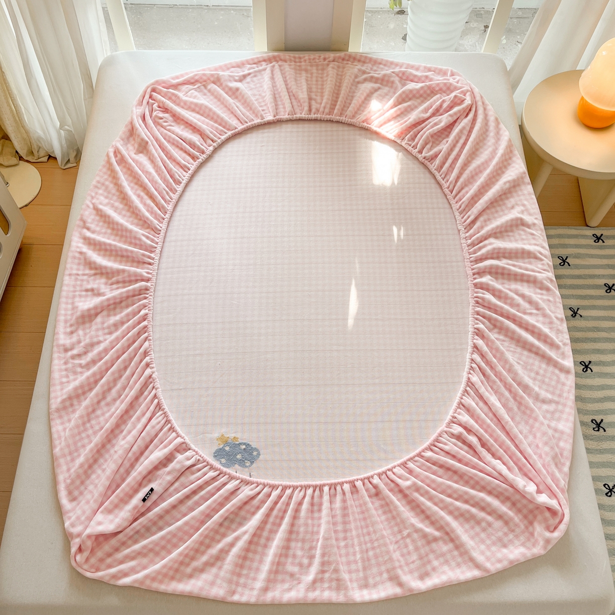 91家纺网 家纺一手货源 找家纺 佳汐蓝家纺 2025新款秋冬220克毛巾绣绣牛奶绒床笠三件套 云朵比熊