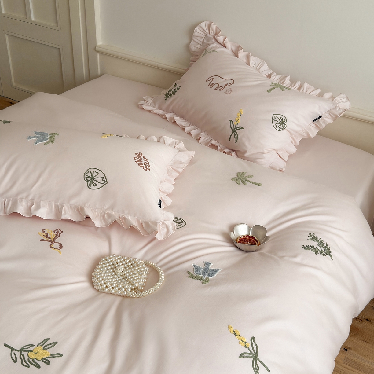 91家纺网 家纺一手货源 找家纺 （总）鹿班家居 2025新款秋冬款100S全棉磨毛毛巾绣系列四件套-海盐梦境-场景一（标准会员-20元）