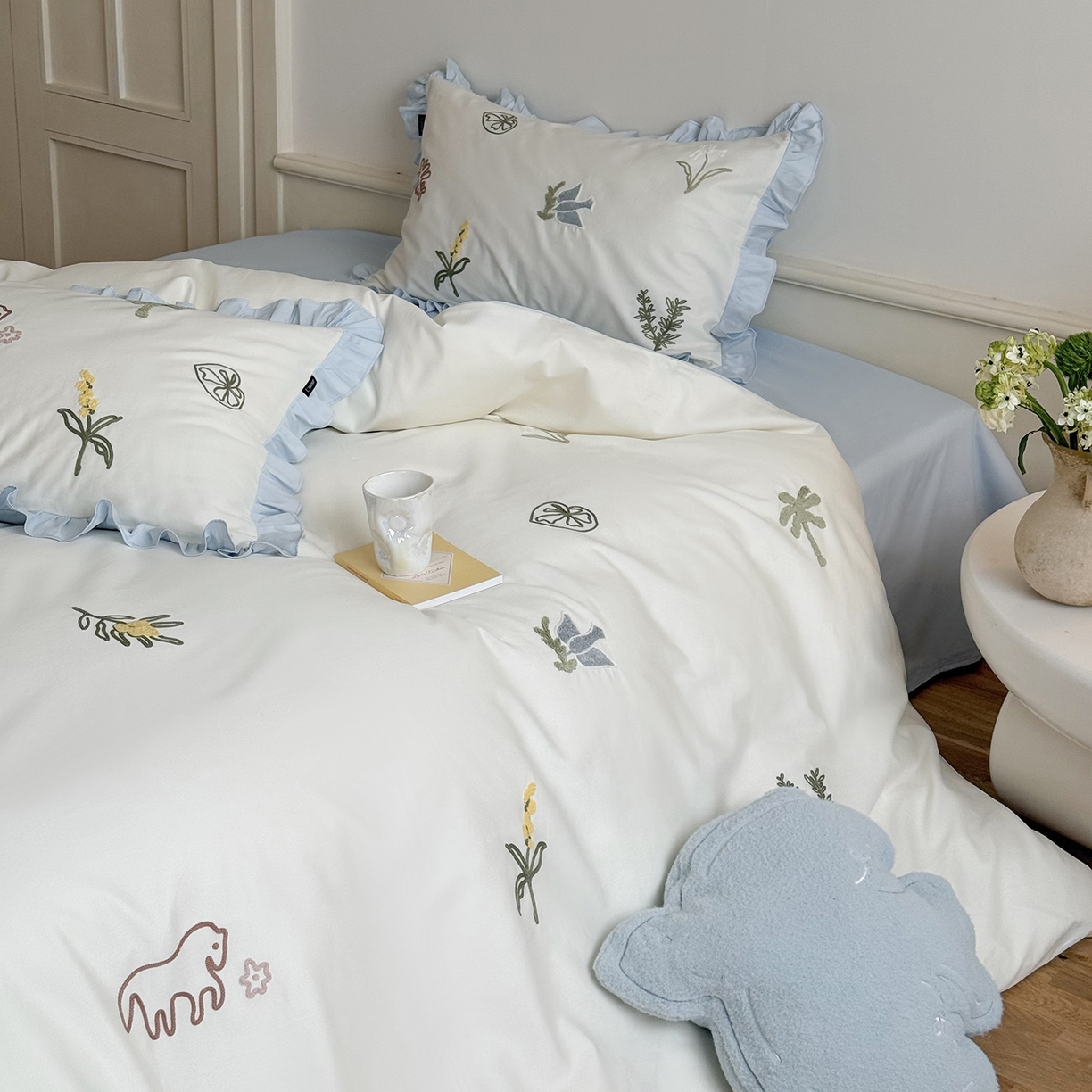 91家纺网 家纺一手货源 找家纺 （总）鹿班家居 2025新款秋冬款100S全棉磨毛毛巾绣系列四件套-海盐梦境-场景一（标准会员-20元）