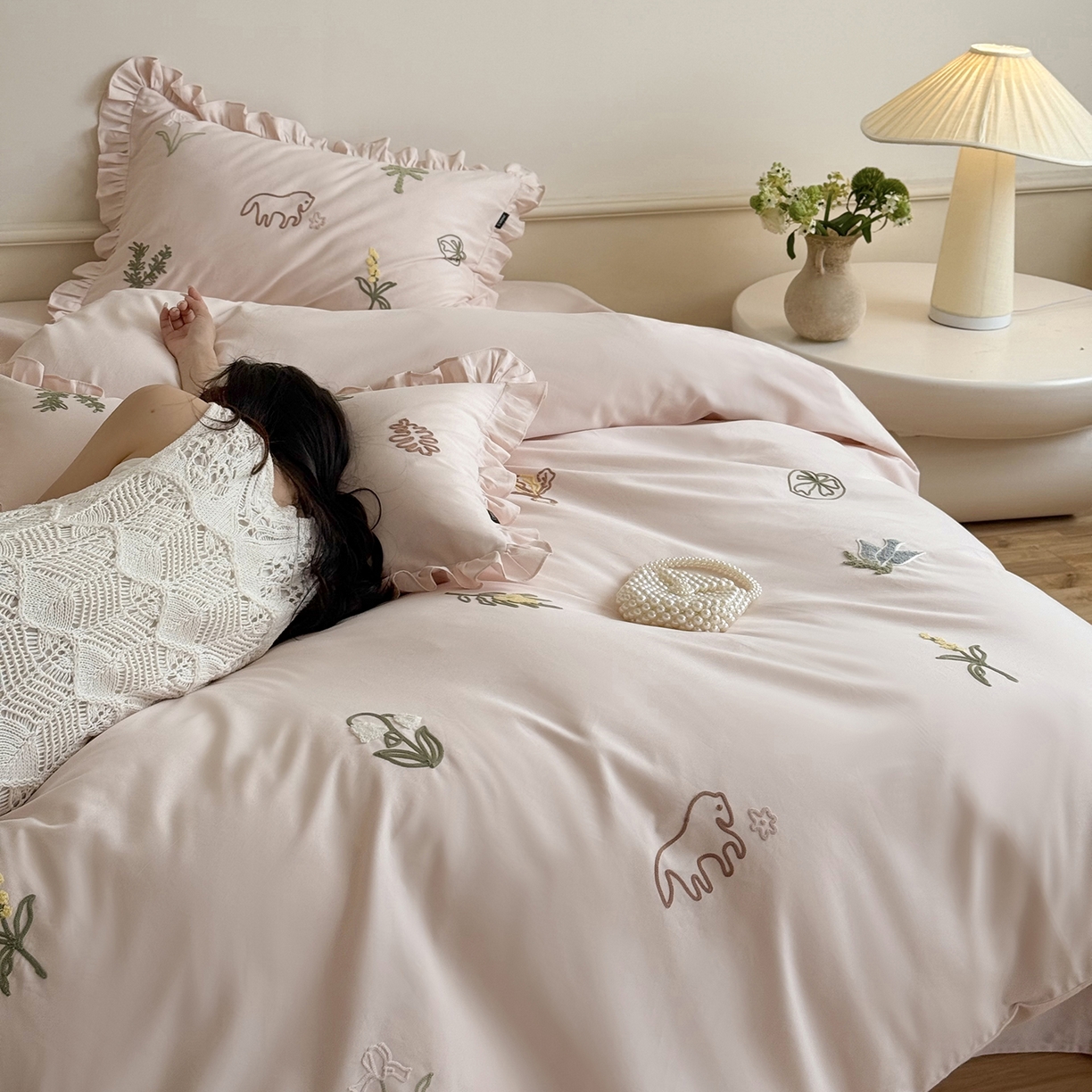 91家纺网 家纺一手货源 找家纺 （总）鹿班家居 2025新款秋冬款100S全棉磨毛毛巾绣系列四件套-海盐梦境-场景一（标准会员-20元）