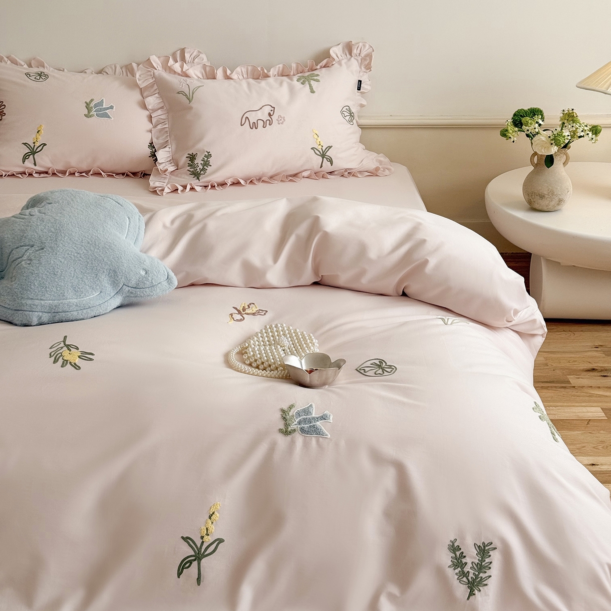 91家纺网 家纺一手货源 找家纺 （总）鹿班家居 2025新款秋冬款100S全棉磨毛毛巾绣系列四件套-海盐梦境-场景一（标准会员-20元）