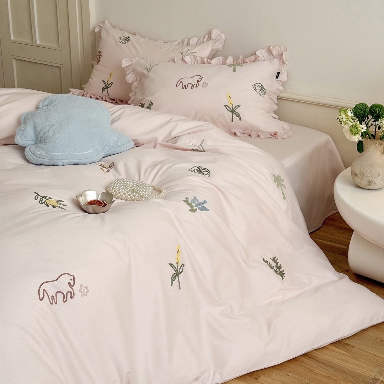 91家纺网 家纺一手货源 找家纺 （总）鹿班家居 2025新款秋冬款100S全棉磨毛毛巾绣系列四件套-海盐梦境-场景一（标准会员-20元）