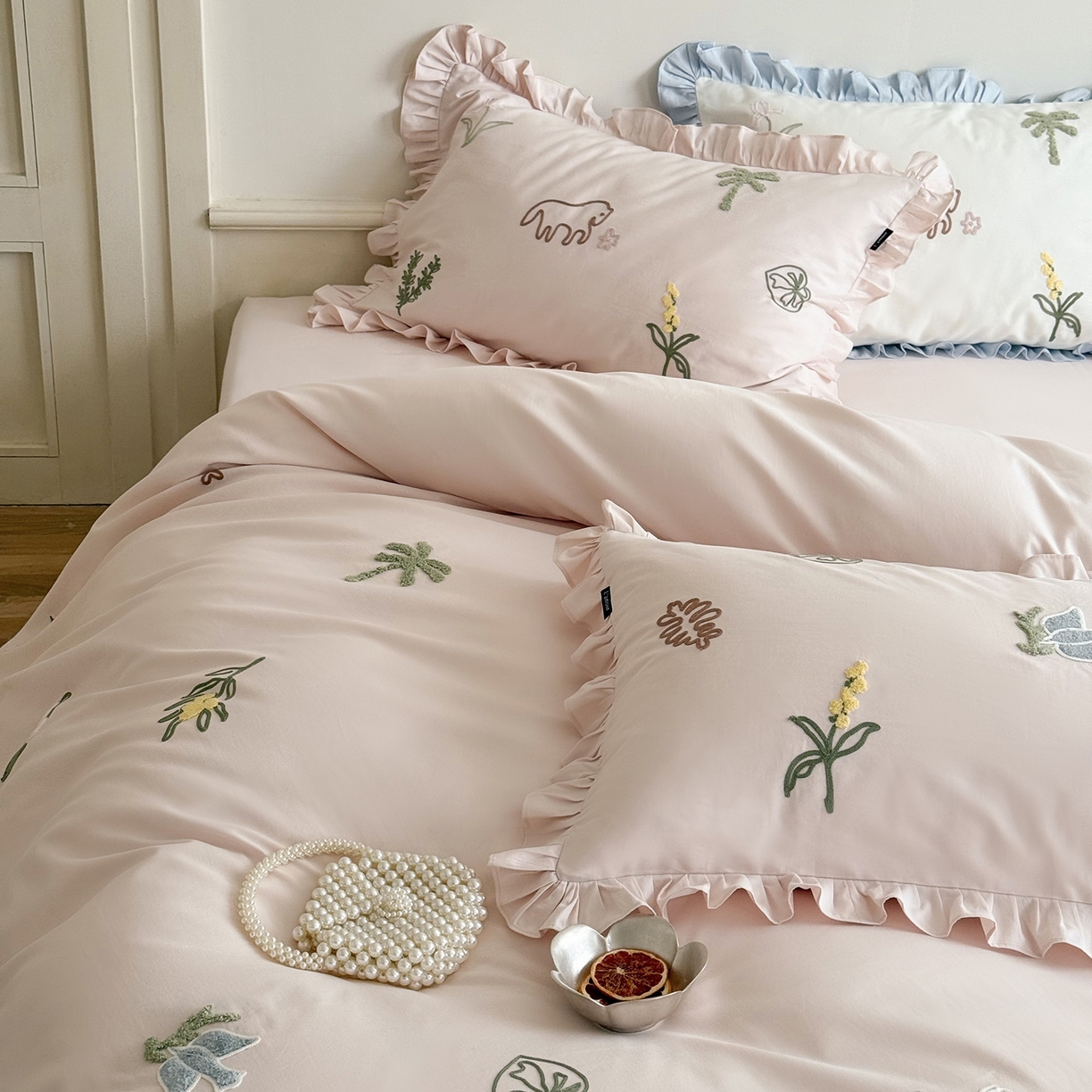 91家纺网 家纺一手货源 找家纺 （总）鹿班家居 2025新款秋冬款100S全棉磨毛毛巾绣系列四件套-海盐梦境-场景一（标准会员-20元）