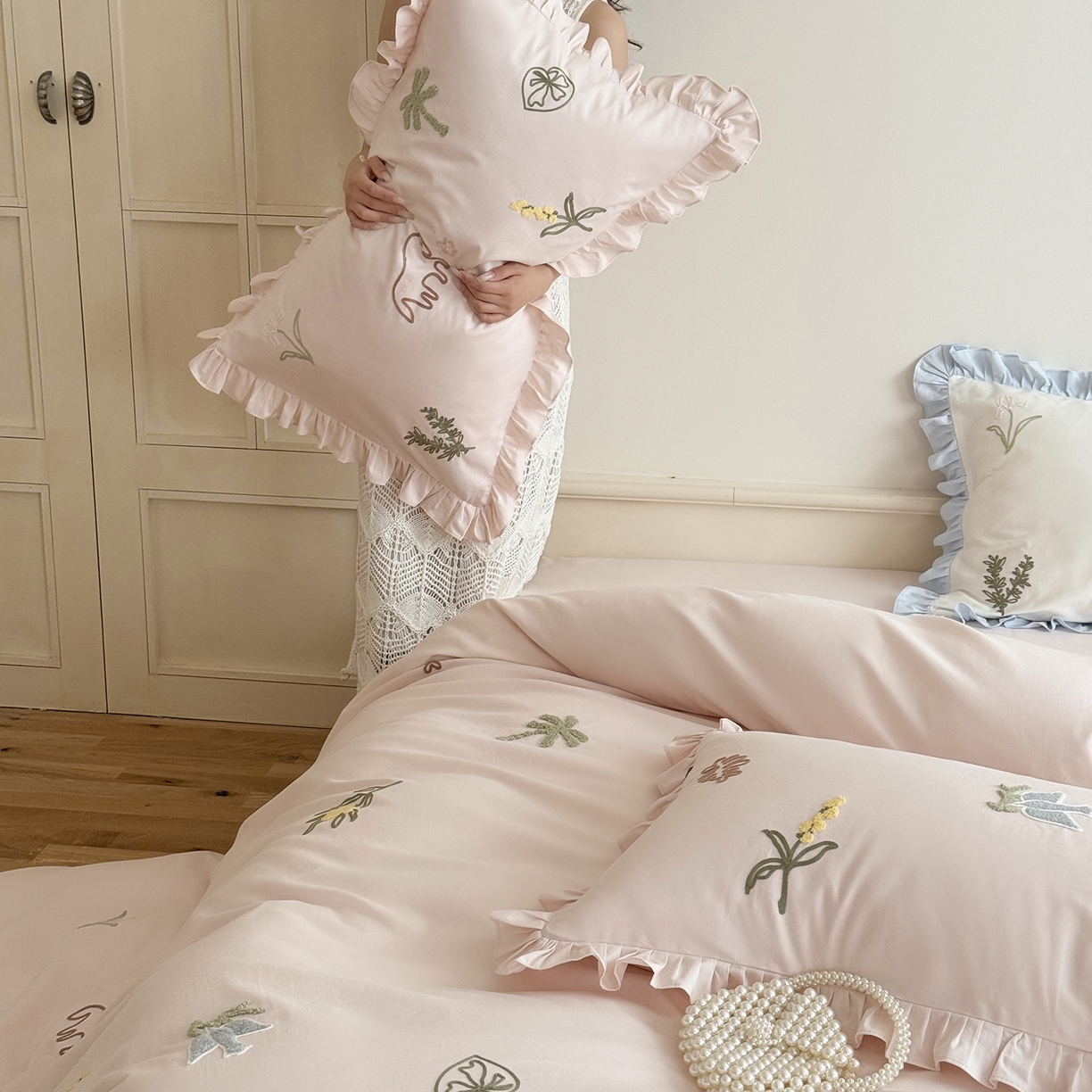 91家纺网 家纺一手货源 找家纺 （总）鹿班家居 2025新款秋冬款100S全棉磨毛毛巾绣系列四件套-海盐梦境-场景一（标准会员-20元）