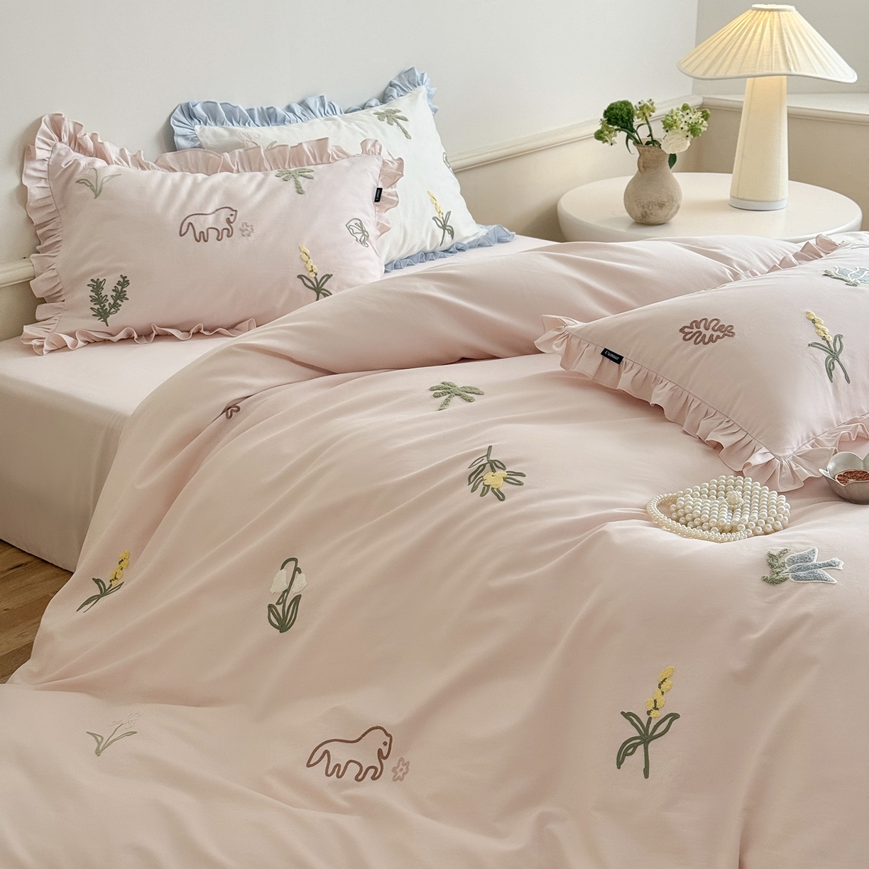 91家纺网 家纺一手货源 找家纺 （总）鹿班家居 2025新款秋冬款100S全棉磨毛毛巾绣系列四件套-海盐梦境-场景一（标准会员-20元）