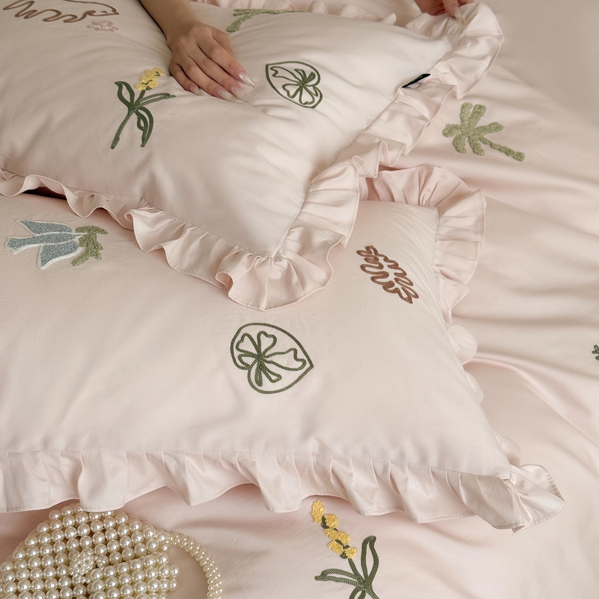 91家纺网 家纺一手货源 找家纺 （总）鹿班家居 2025新款秋冬款100S全棉磨毛毛巾绣系列四件套-海盐梦境-场景一（标准会员-20元）