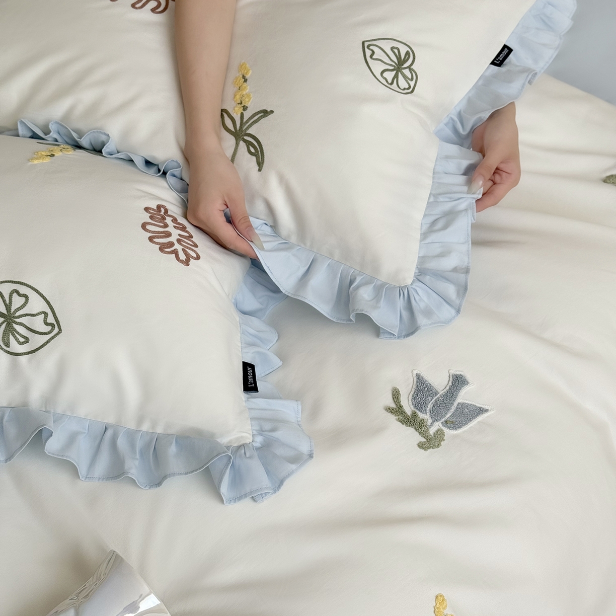 91家纺网 家纺一手货源 找家纺 鹿班家居 2025新款秋冬款100S全棉磨毛毛巾绣系列四件套-海盐梦境-场景一（标准会员-20元） 海盐梦境-蓝色