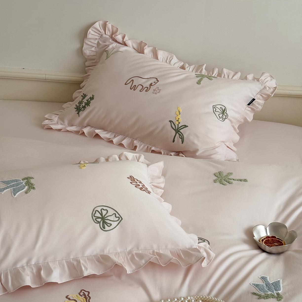 91家纺网 家纺一手货源 找家纺 鹿班家居 2025新款秋冬款100S全棉磨毛毛巾绣系列四件套-海盐梦境-场景一（标准会员-20元） 海盐梦境-粉色