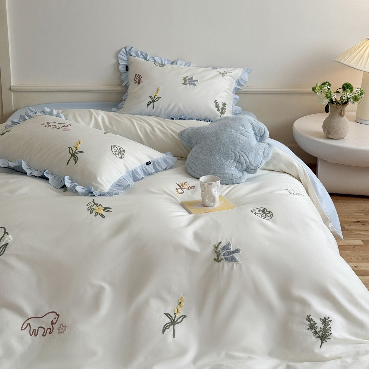 91家纺网 家纺一手货源 找家纺 鹿班家居 2025新款秋冬款100S全棉磨毛毛巾绣系列四件套-海盐梦境-场景一（标准会员-20元） 海盐梦境-蓝色