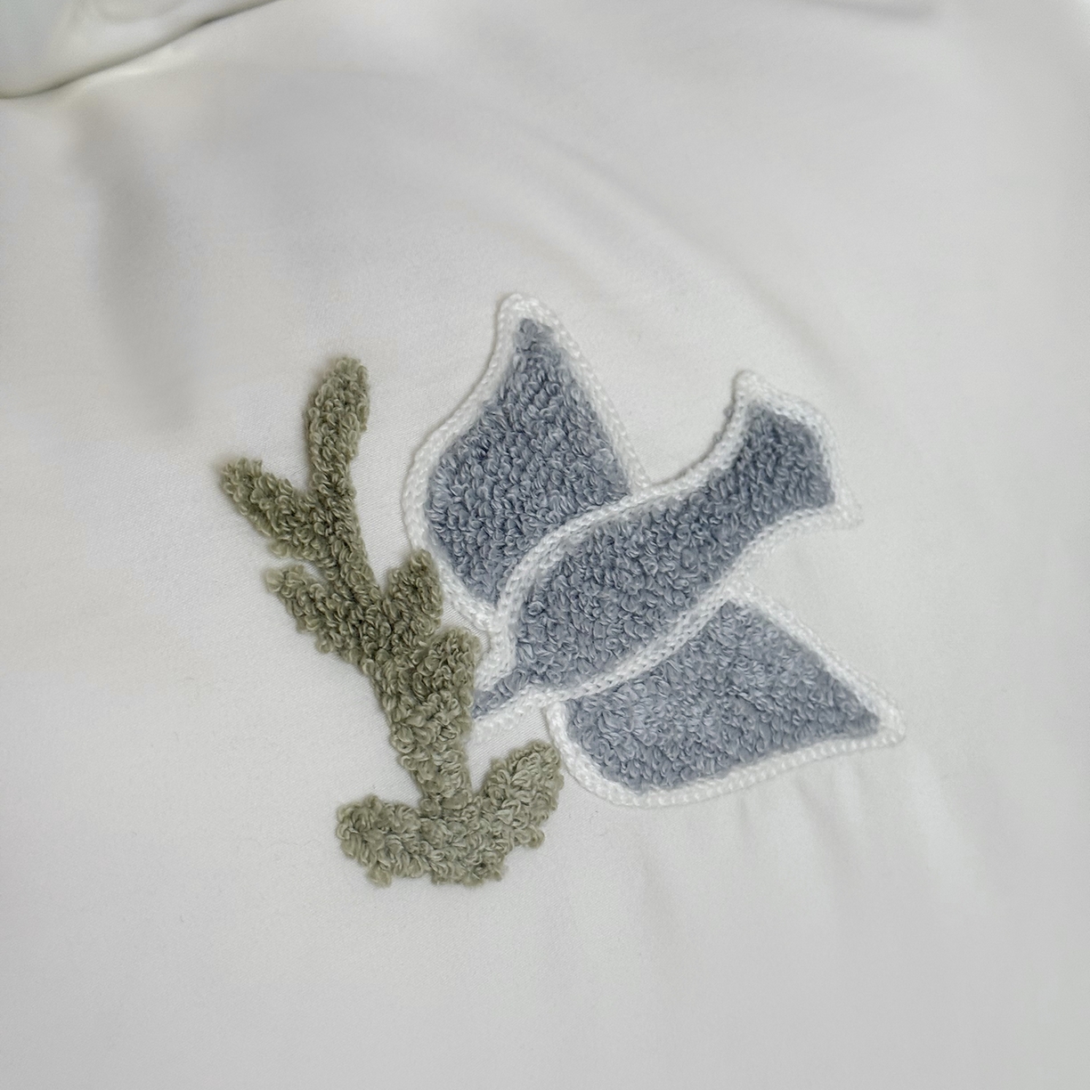 91家纺网 家纺一手货源 找家纺 鹿班家居 2025新款秋冬款100S全棉磨毛毛巾绣系列四件套-海盐梦境-场景一（标准会员-20元） 海盐梦境-蓝色