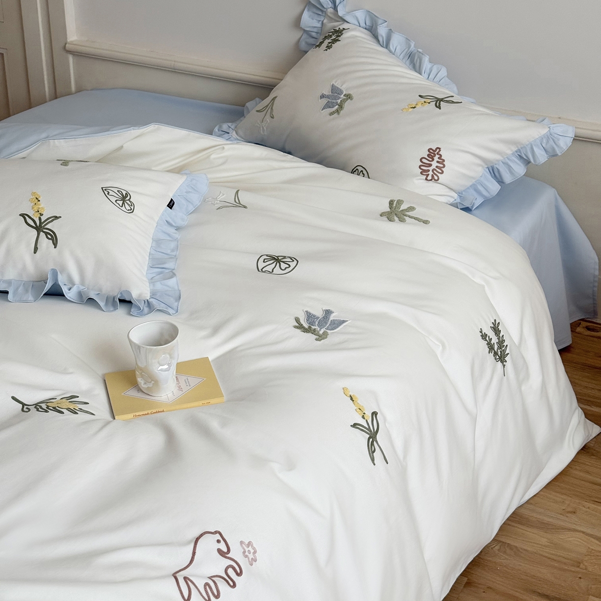 91家纺网 家纺一手货源 找家纺 鹿班家居 2025新款秋冬款100S全棉磨毛毛巾绣系列四件套-海盐梦境-场景一（标准会员-20元） 海盐梦境-蓝色