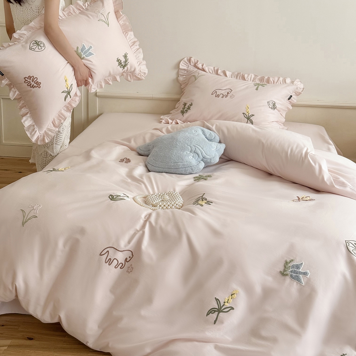 91家纺网 家纺一手货源 找家纺 鹿班家居 2025新款秋冬款100S全棉磨毛毛巾绣系列四件套-海盐梦境-场景一（标准会员-20元） 海盐梦境-粉色