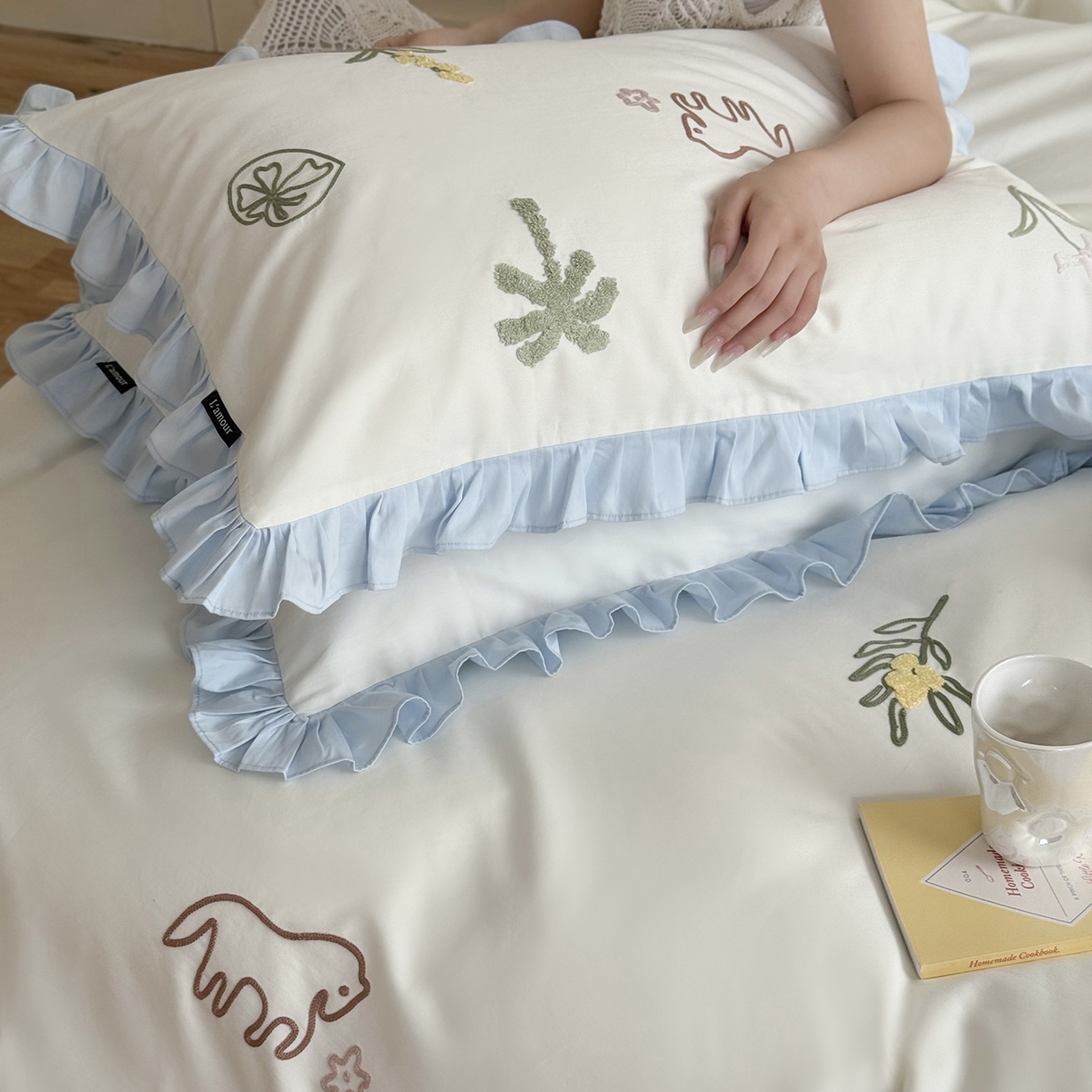 91家纺网 家纺一手货源 找家纺 鹿班家居 2025新款秋冬款100S全棉磨毛毛巾绣系列四件套-海盐梦境-场景一（标准会员-20元） 海盐梦境-蓝色