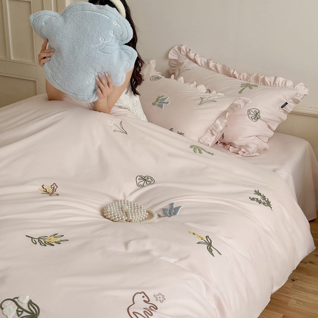 91家纺网 家纺一手货源 找家纺 鹿班家居 2025新款秋冬款100S全棉磨毛毛巾绣系列四件套-海盐梦境-场景一（标准会员-20元） 海盐梦境-粉色