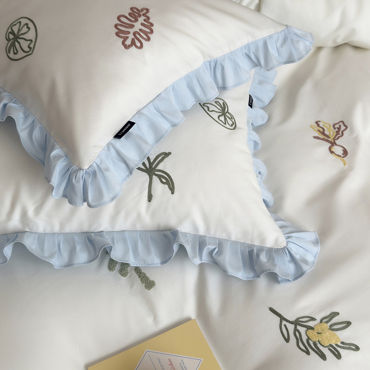 91家纺网 家纺一手货源 找家纺 鹿班家居 2025新款秋冬款100S全棉磨毛毛巾绣系列四件套-海盐梦境-场景一（标准会员-20元） 海盐梦境-蓝色