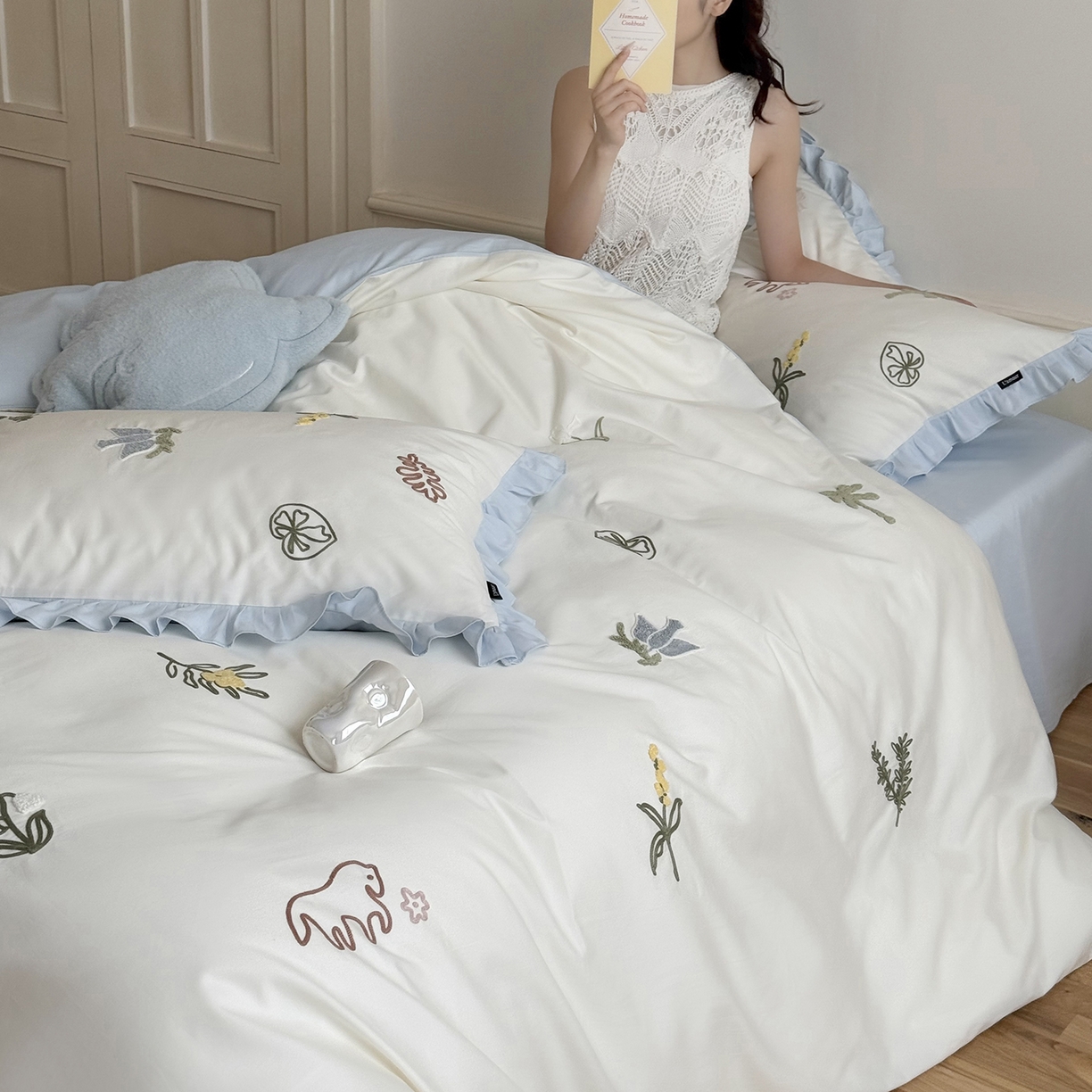 91家纺网 家纺一手货源 找家纺 鹿班家居 2025新款秋冬款100S全棉磨毛毛巾绣系列四件套-海盐梦境-场景一（标准会员-20元） 海盐梦境-蓝色