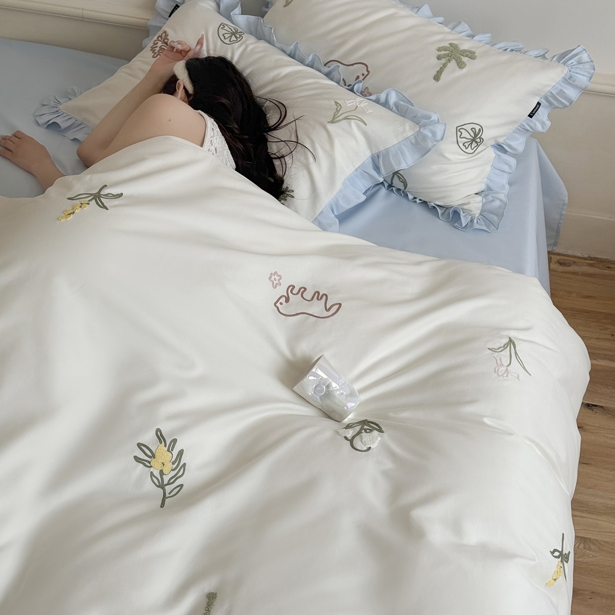 91家纺网 家纺一手货源 找家纺 鹿班家居 2025新款秋冬款100S全棉磨毛毛巾绣系列四件套-海盐梦境-场景一（标准会员-20元） 海盐梦境-蓝色