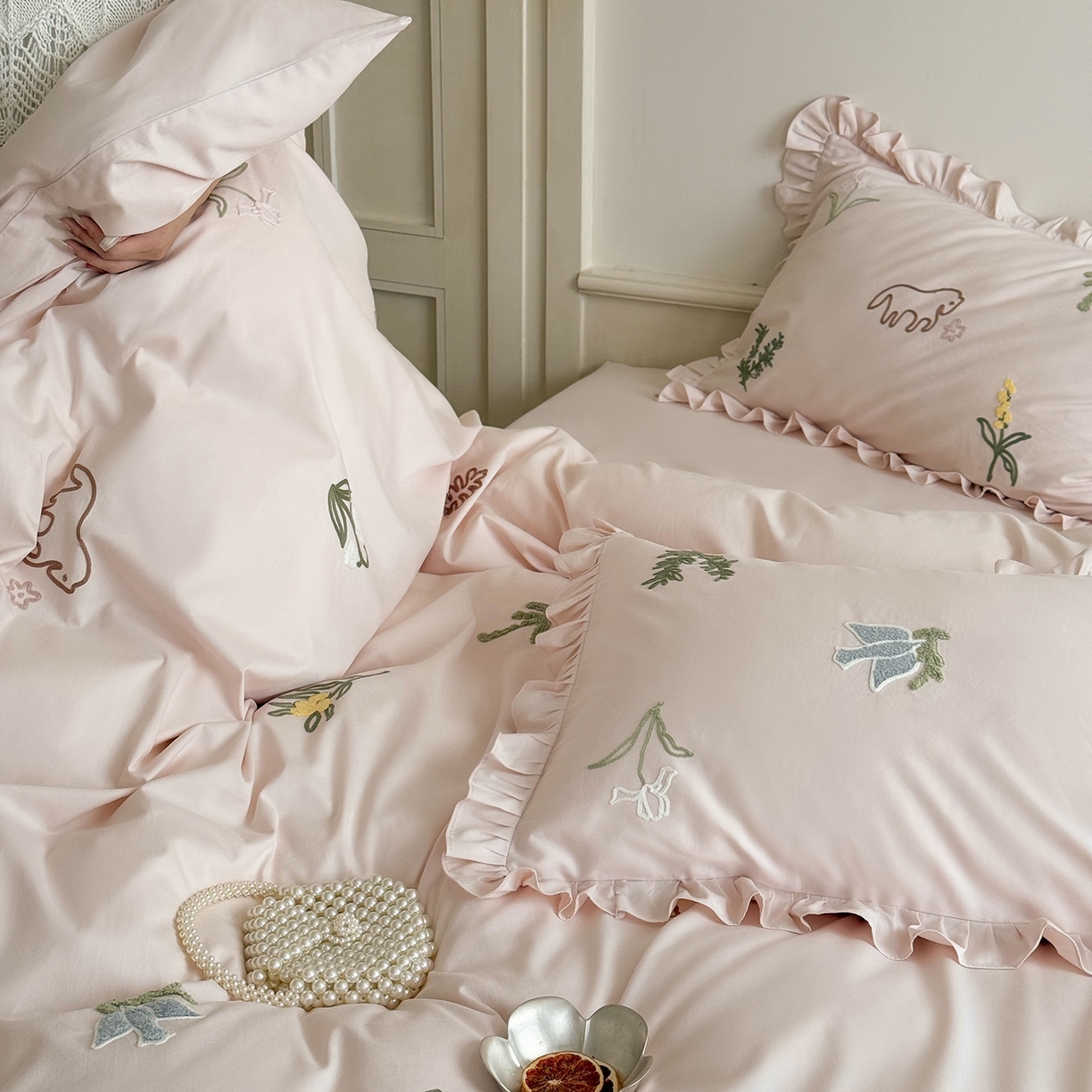 91家纺网 家纺一手货源 找家纺 鹿班家居 2025新款秋冬款100S全棉磨毛毛巾绣系列四件套-海盐梦境-场景一（标准会员-20元） 海盐梦境-粉色