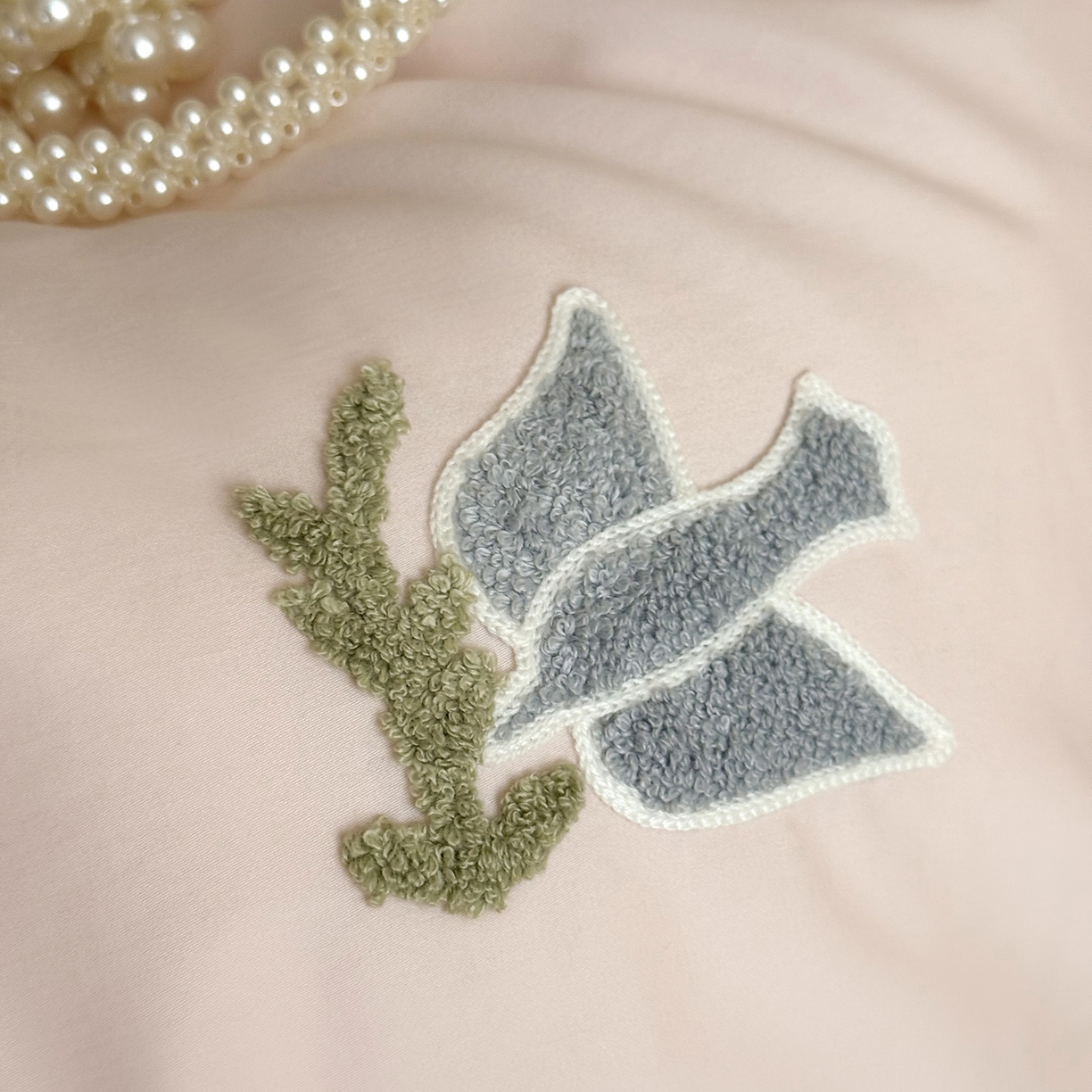 91家纺网 家纺一手货源 找家纺 鹿班家居 2025新款秋冬款100S全棉磨毛毛巾绣系列四件套-海盐梦境-场景一（标准会员-20元） 海盐梦境-粉色