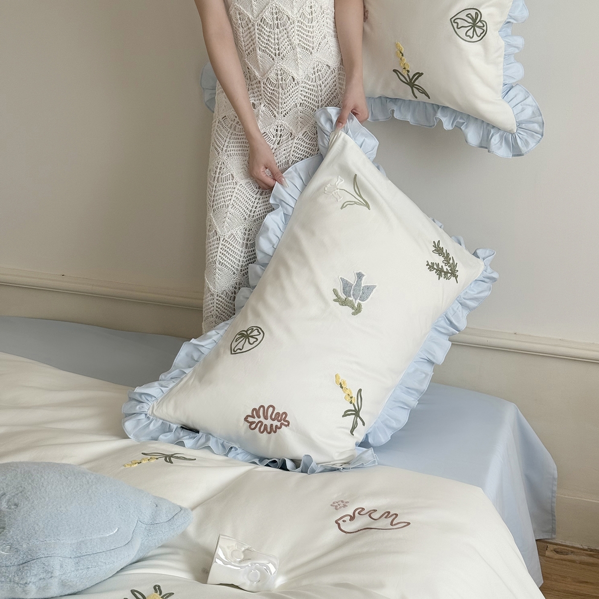 91家纺网 家纺一手货源 找家纺 鹿班家居 2025新款秋冬款100S全棉磨毛毛巾绣系列四件套-海盐梦境-场景一（标准会员-20元） 海盐梦境-蓝色