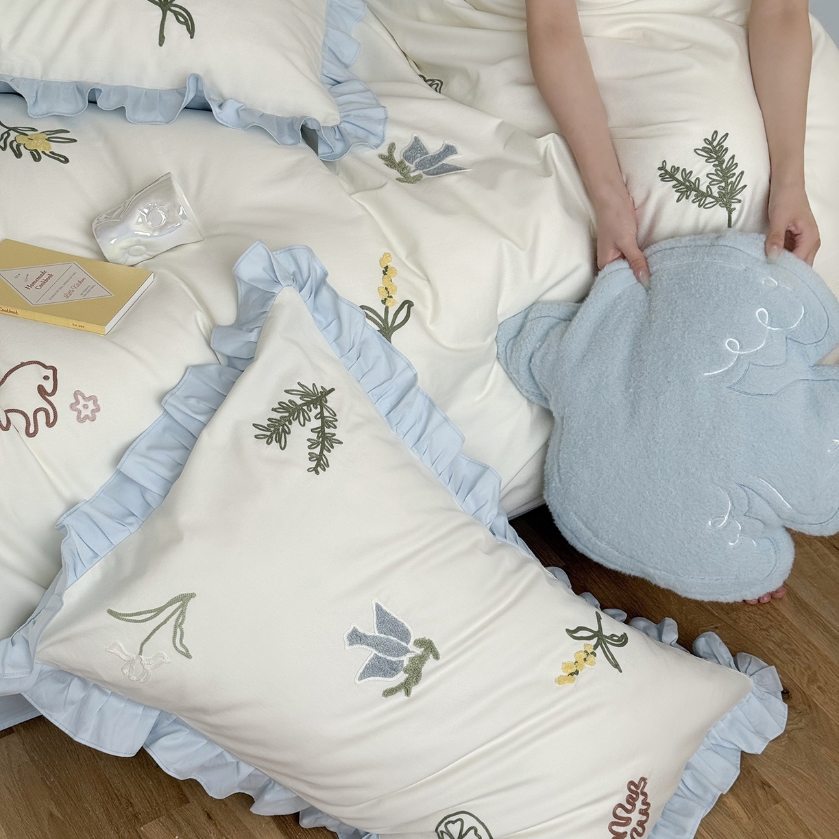 91家纺网 家纺一手货源 找家纺 鹿班家居 2025新款秋冬款100S全棉磨毛毛巾绣系列四件套-海盐梦境-场景一（标准会员-20元） 海盐梦境-蓝色