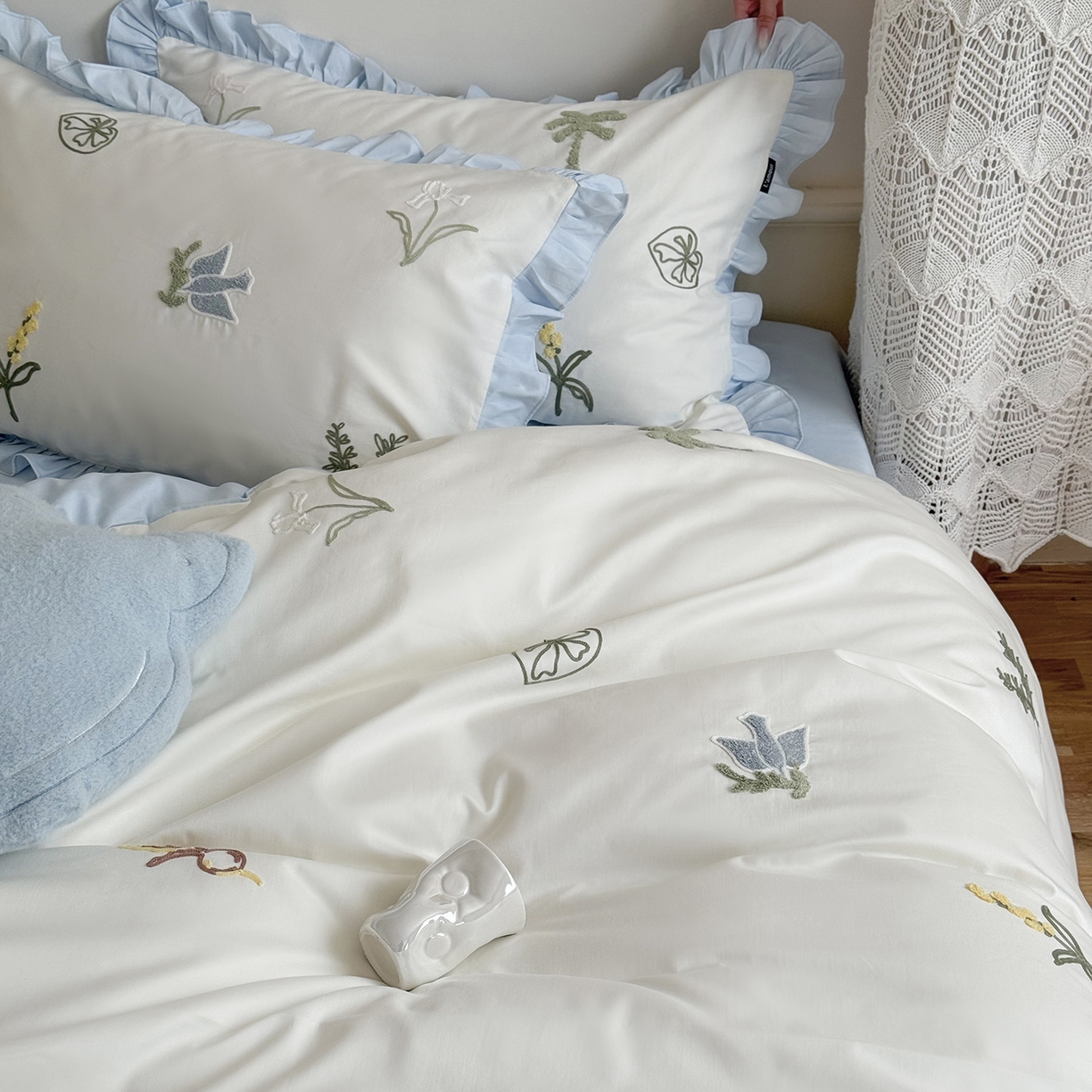 91家纺网 家纺一手货源 找家纺 鹿班家居 2025新款秋冬款100S全棉磨毛毛巾绣系列四件套-海盐梦境-场景一（标准会员-20元） 海盐梦境-蓝色