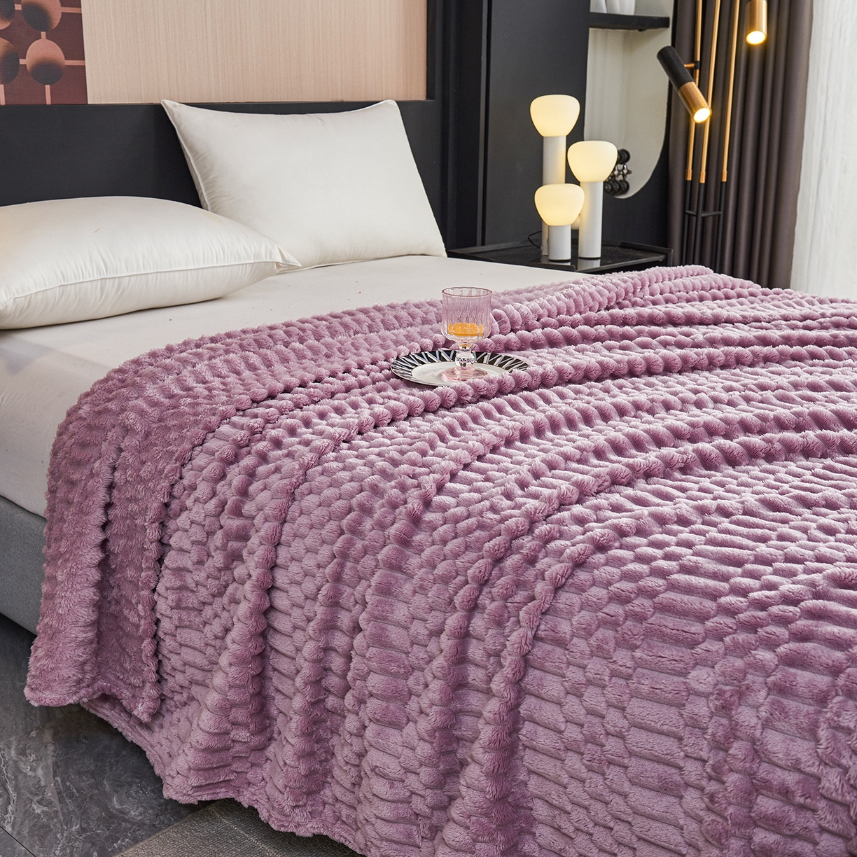 91家纺网 家纺一手货源 找家纺 枋梢家纺 2025新款福禄抽条法兰绒牛奶绒高克重毯空调小毯子毛毯盖毯 福禄抽条毛毯-浅紫