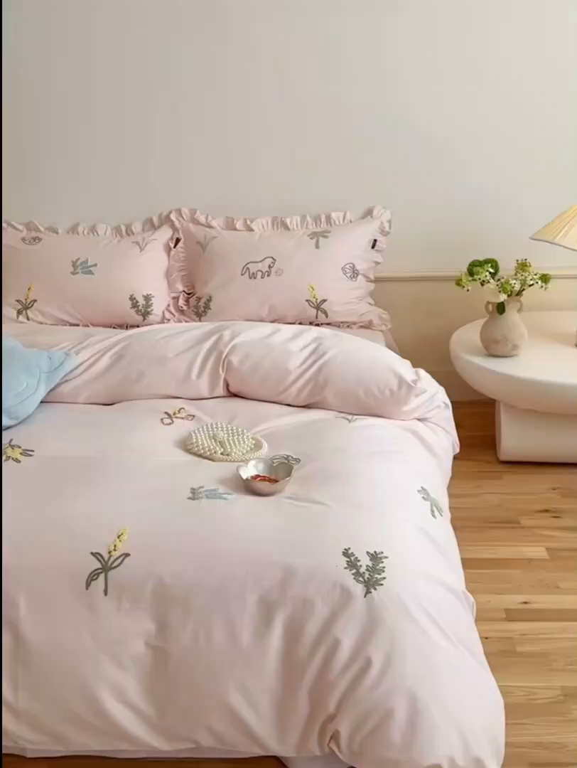 91家纺网 家纺一手货源 找家纺 （总）鹿班家居 2025新款秋冬款100S全棉磨毛毛巾绣系列四件套-海盐梦境-场景一（标准会员-20元）