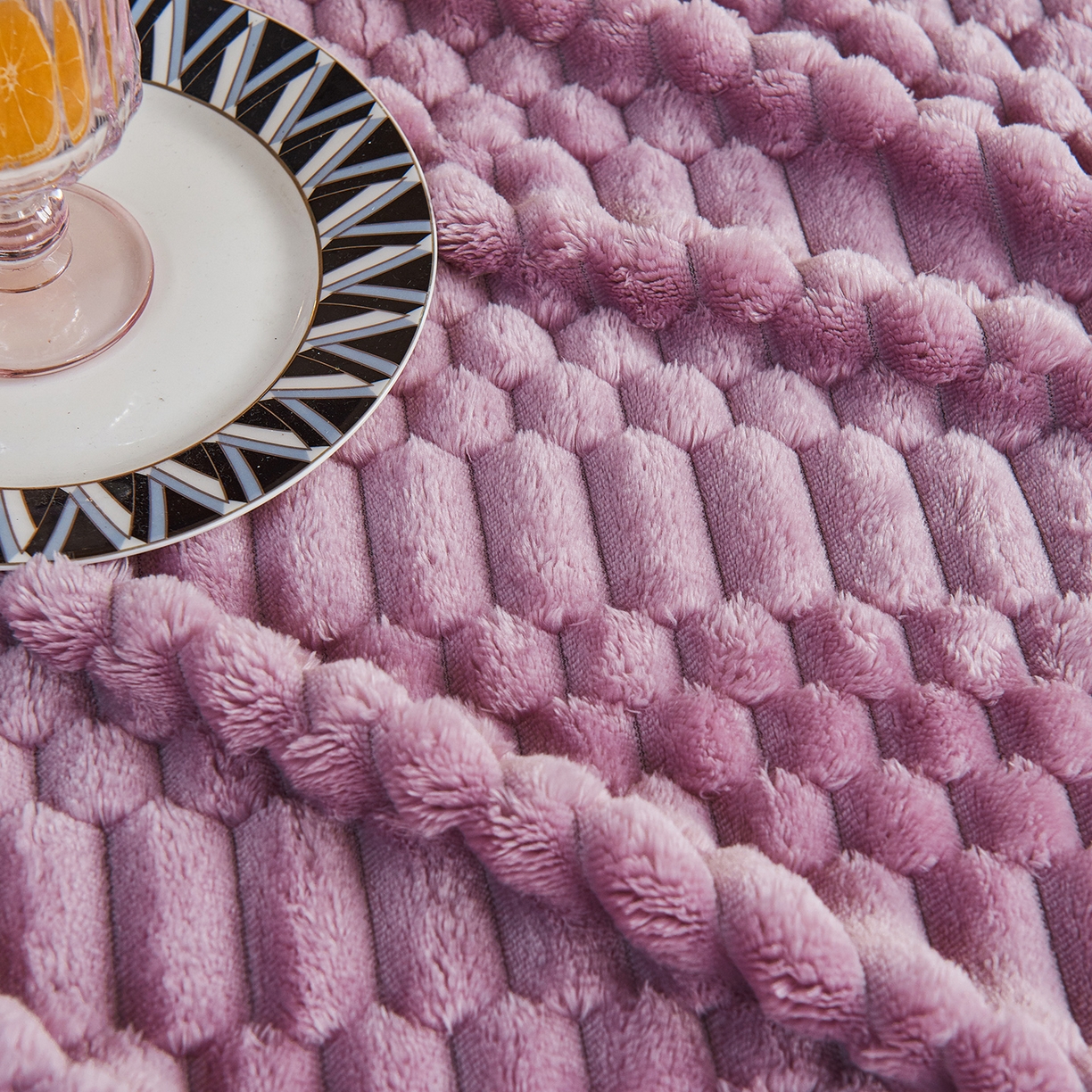 91家纺网 家纺一手货源 找家纺 枋梢家纺 2025新款福禄抽条法兰绒牛奶绒高克重毯空调小毯子毛毯盖毯 福禄抽条毛毯-浅紫